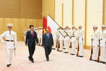 日本首相安位晉二（左二）與越南總理阮春福，利用G7會議後進行會晤。   圖：翻攝日本外務省/內閣廣報室