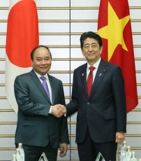 日本首相安位晉二（右）與越南總理阮春福交換意見，雙方將進行各項合作。   圖：翻攝日本外務省/內閣廣報室