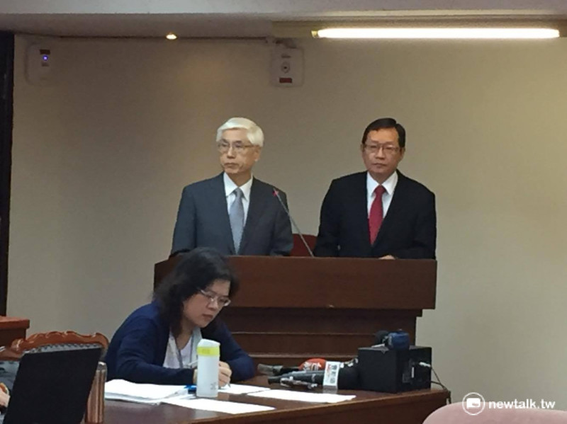 衛福部長林奏延（左）30日赴立法院社會福利及衛生環境委員會備詢。   圖：鄭佑漢/攝