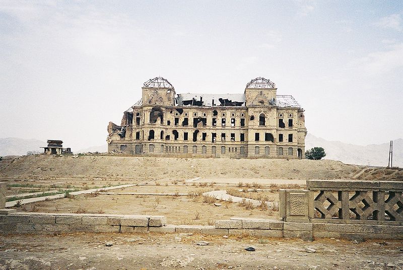 2006年，歷經戰火的阿富汗達魯拉曼宮仍大致保有原貌，歐式的新古典主義建築在高地上相當醒目。   圖：翻攝維基網站/ArminWenger 