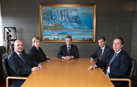 冰島央行總裁古德蒙森（中）與其他成員對於外資大量流入保持謹慎態度，稱必要時會出手干預外匯。   圖：翻攝冰島央行官網