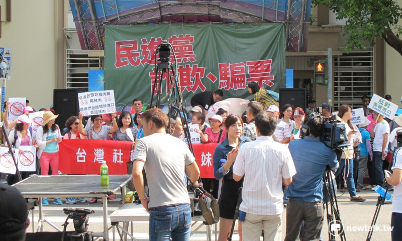 反對瘦肉精美豬進口團體31日群聚立法院青島東路口表達抗議立場。   圖：林朝億/攝