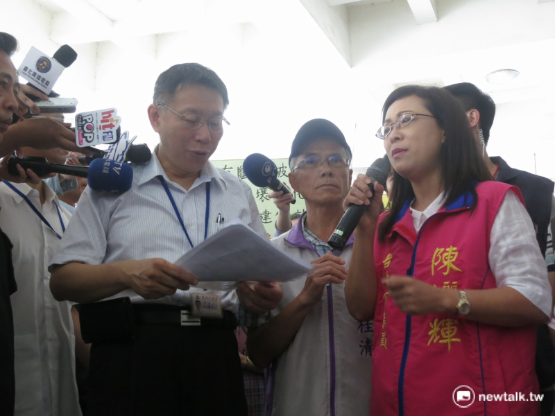 針對廣慈開發案，議員里長攜手赴議會抗議，台北市長柯文哲接下陳情書與連署書。   圖：呂佳峻/攝