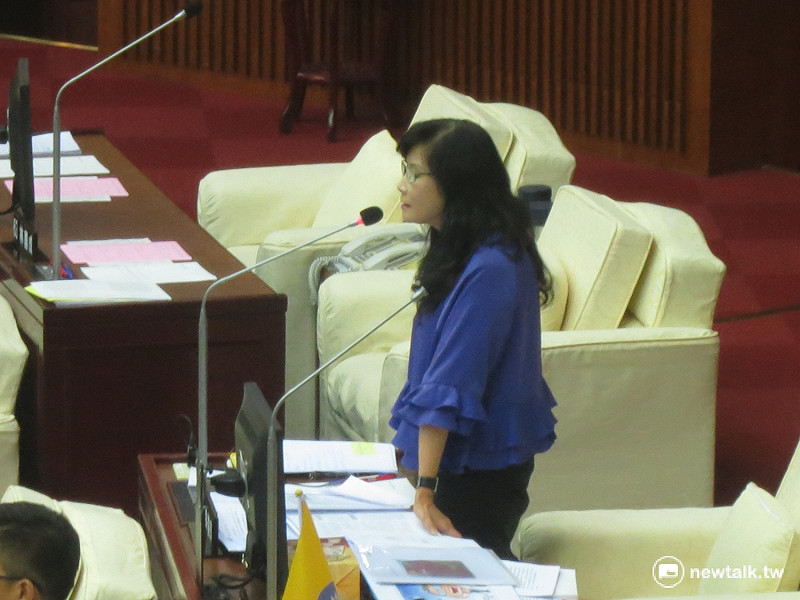 針對原民會主委陳秀惠質詢及發言爭議，市議員秦慧珠指出，市長柯文哲曾承諾要把陳秀惠換掉，如今態度卻反覆。&nbsp;&nbsp;&nbsp;圖：呂佳峻/攝