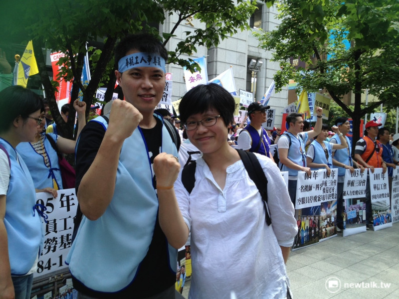 華航空服員蘇盈蓉(右)挺著8月身孕上街參與遊行，希望透過集體力量爭取勞工權益。   圖：周富美/攝