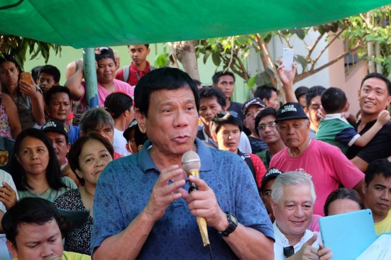 祟尚私刑的菲律賓新總統杜特地（前），自6月30日宣誓就職以來，警方1天就打死了30名毒販，引發律師團體憤怒，呼籲必須停止大開殺戒。   圖：翻攝杜特地臉書