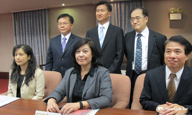 NCC被提名人洪貞玲、詹婷怡、翁柏宗（前排，由左至右）及陳耀祥、郭文忠及何吉森（後排，由左至右），1日出席立法院審查。   圖片來源：新頭殼資料照片