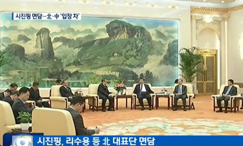 中國國家主席習近平（右三）與朝鮮特使李洙墉（右四）會面，據傳李洙墉帶來金正恩口信。   圖：翻攝KBS NEWS