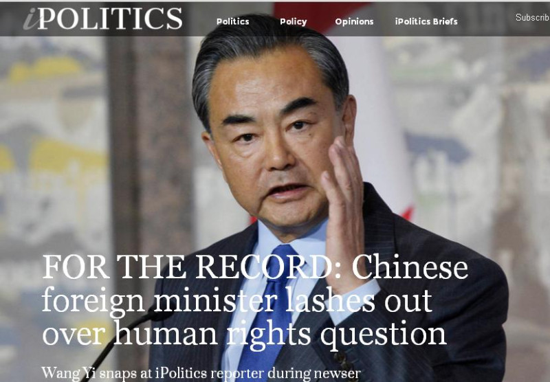 中國外長王毅面對加拿大「IPolitics」記者提問人權問題，以強硬態度指責該記者不了解狀況，沒資格發言。   圖：翻攝「IPolitics」網站