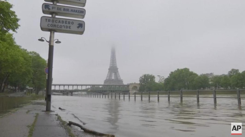 近期連日大雨導致法國巴黎的塞納河（Seine River）河水暴漲，淹上人行道。   圖：翻攝YouTube