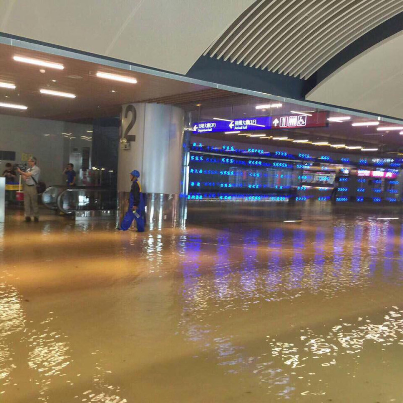 2日一早的暴雨讓桃園機場內外淹成「水上機場」。   圖：翻攝爆料公社