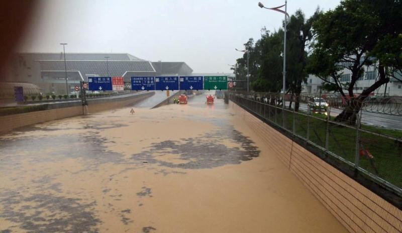 大雨導致國道通往桃機地下道嚴重積水。   圖：翻攝爆料公社