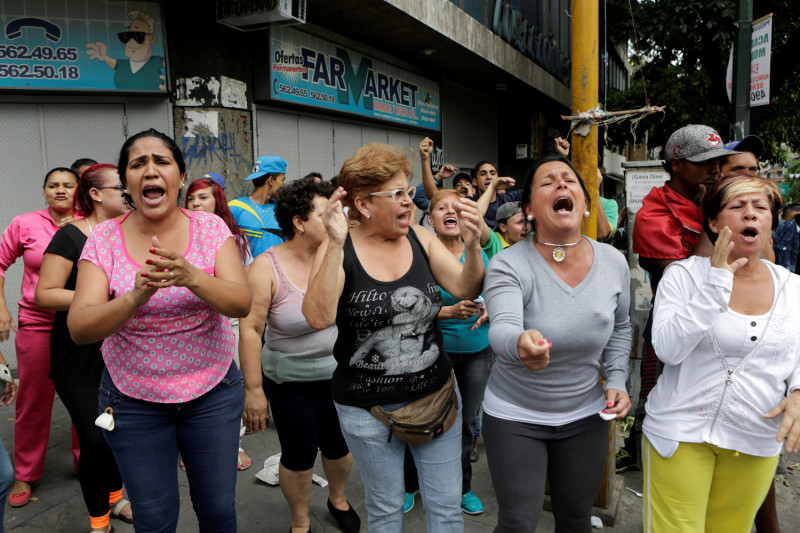 委內瑞拉街頭日日都有民眾因為無法再忍受食物匱乏、電力短缺和犯罪橫行等問題，憤而走上街頭。   圖：達志影像/路透社