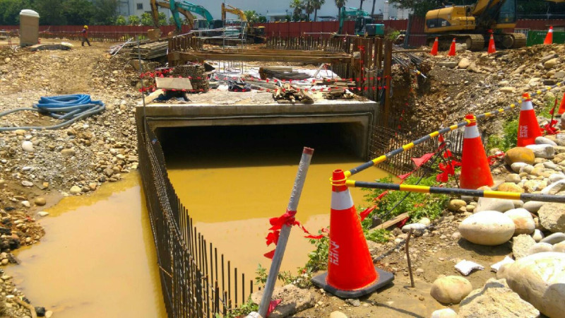 行政院副院長林錫耀3日指出，初步了解，桃園機場一條舊有排水幹道無法將水排至埔心溪，導致排水道溢流、淹水。   圖：行政院提供