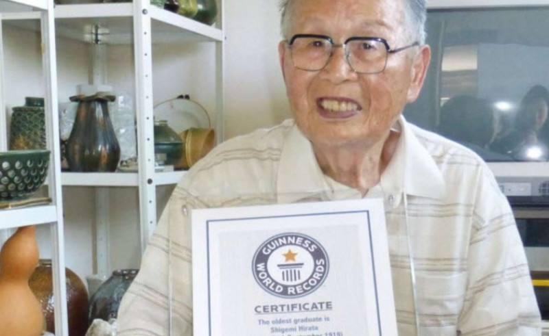 金氏世界紀錄3日頒發證書給現年96歲的日本老爺爺平田繁實，恭賀他取得大學文憑，成為史上年紀最長的大學應屆畢業生。   圖：翻攝自網路