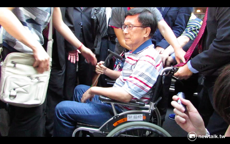 前總統陳水扁4日回到老家民生寓所，待了一小時左右便離去。支持者表示，阿扁看起來心情很好，但是身體很虛弱。   圖：邱珮文/攝