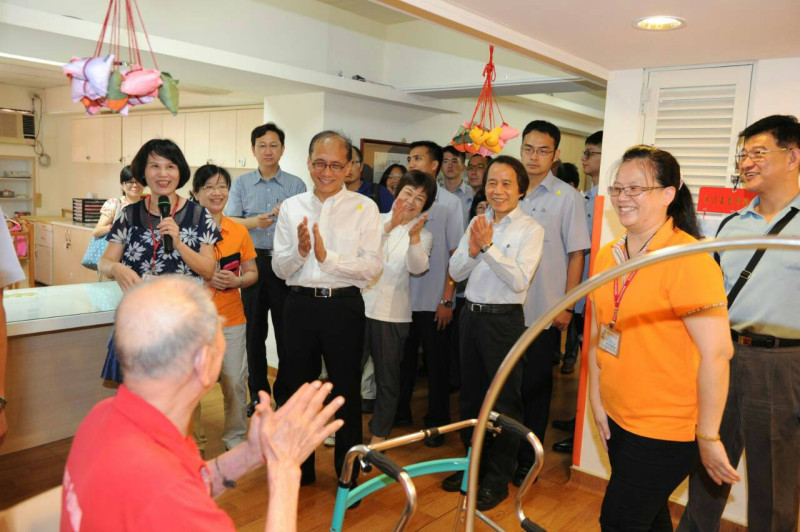 行政院長林全5日與長輩們同跳活力健康操，一起開心做運動。   圖：行政院提供