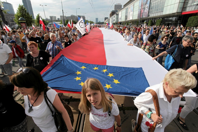 波蘭首都華沙4日發生大規模的示威，抗議總理希德沃的強權政治。   圖：達志影像/路透社
