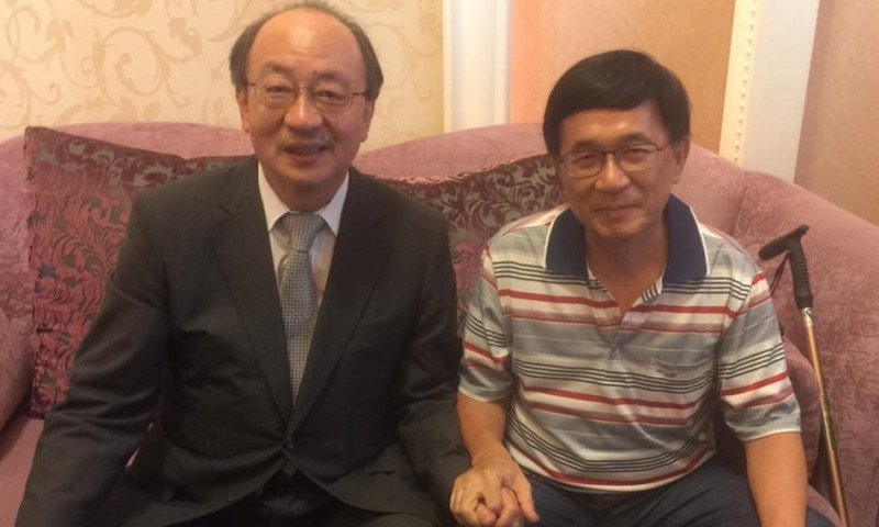 前總統陳水扁（右）4日在台北大直典華飯店接見支持者，左為立委柯建銘。   圖片來源：柯建銘臉書