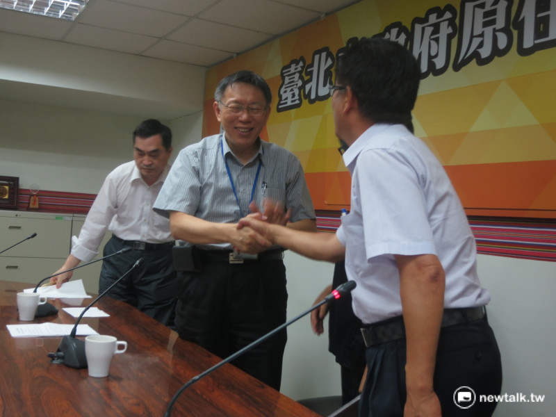 台北市長柯文哲與全國泰雅族鄉鎮區聯誼會總會長雲天寶握手致意。   圖：呂佳峻/攝
