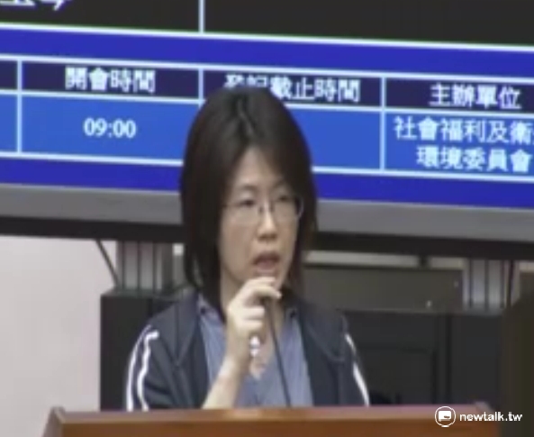 前台南奇美醫院外科醫師蔡伯羌2009年過勞暈倒且失能，蔡妻對醫院提出職災賠償，她6日在立法院公聽會時淚訴，過去7年來壓力大且乏人協助。   圖：周富美/攝
