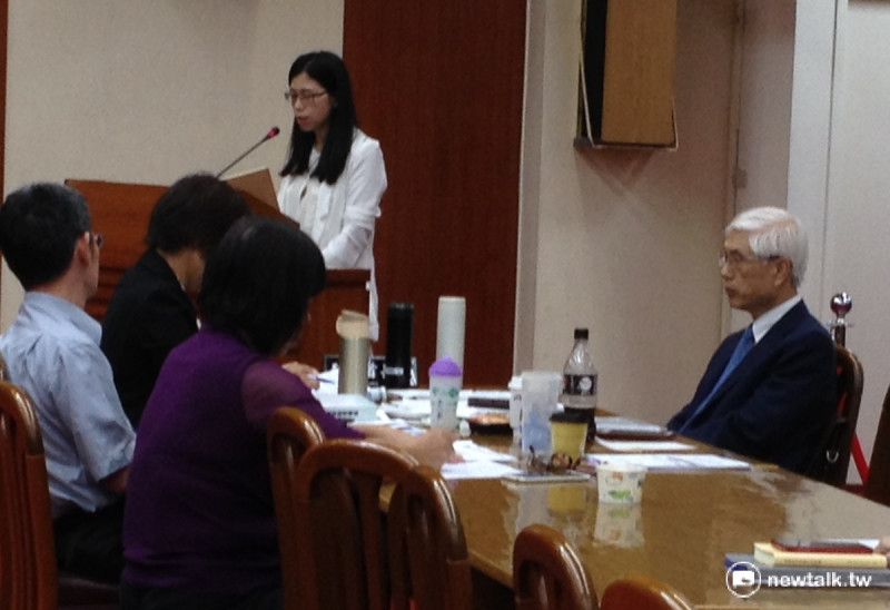 衛福部長林奏延(右)表示，近期內將要求台南奇美醫院，對該院前外科醫師蔡伯羌之妻提出的職災賠償停止訴訟。   圖：周富美/攝