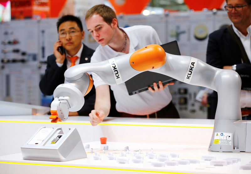 德國工業機器人製造商「Kuka」出售案可能花落中國企業「美的集團」（Midea）。圖為Kuka技師展示該公司製作的機器人手臂。   圖：達志影像/路透社