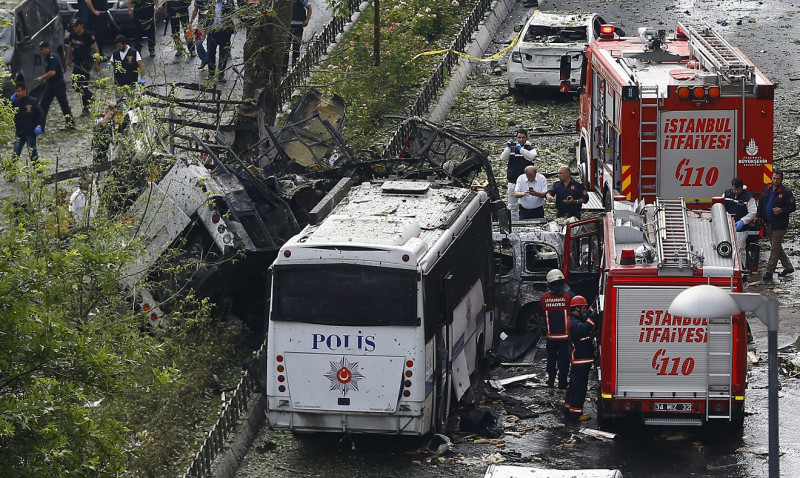 土耳其伊斯坦堡市中心一處觀光區7日遭到炸彈攻擊，事發時1輛載著警察的巴士剛好駛過爆炸現場，至少造成11死36傷。   圖：達志影像/路透社