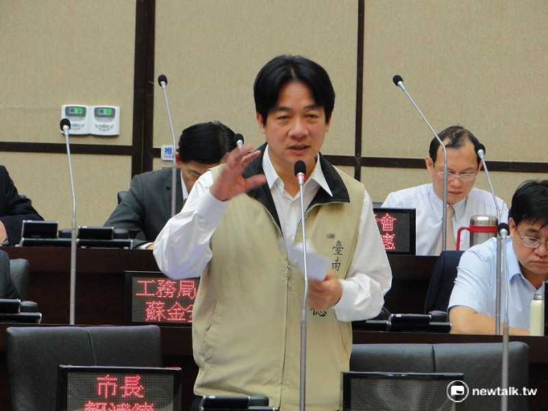 台南市長賴清德（中）表示，行政院版本的南鐵地下化，無論各方面都優於自救會版本，相信真理會越辯越明。   圖：新頭殼資料照片