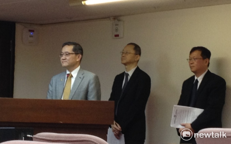 疾管署長郭旭崧(左)17日指出，台灣急性A型肝炎患者創18年新高，截至5月中旬已有275例確定病例，其中有5成是HIV感染者。   圖：周富美/攝