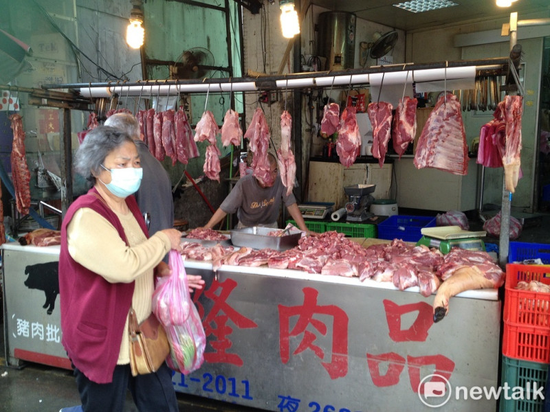 農委會指出，國人每年豬肉平均消費量37公斤，約為牛肉5公斤的7倍。   圖：新頭殼資料照片