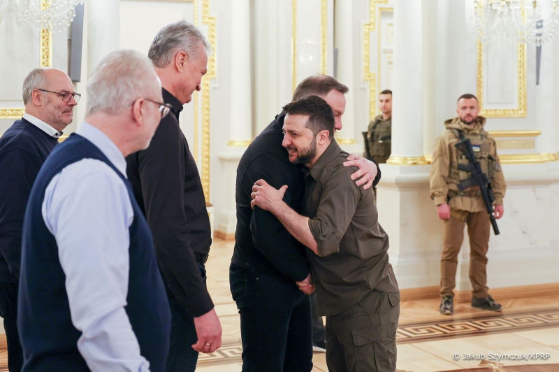 烏克蘭總統澤連斯基（前排右起）歡迎4國總統來訪，與波蘭總統杜達熱情擁抱。   圖：翻攝自波蘭總統府官網