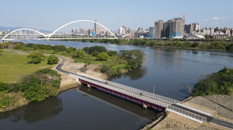 新設自行車道跨橋空拍照。   圖：新北市水利局提供
