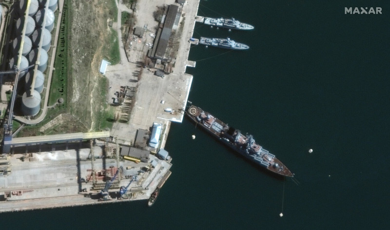 俄羅斯軍艦 Moskva 於 4 月 7 日成功駛入克里米亞塞瓦斯托波爾左舷，今（14）日傳出烏克蘭海軍用導彈擊中此軍艦。   翻攝自：2022 Maxar Technologies