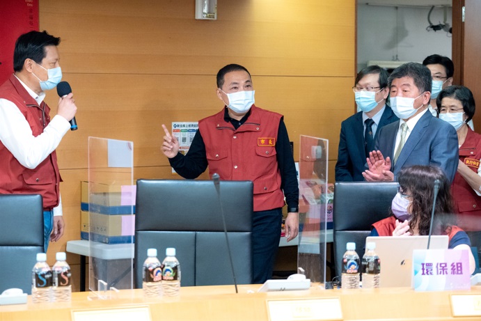 「新北居家照護計畫」與在地的臨床心理師公會與諮商心理師公會通力合作，515位專業心理師做為後盾，開辦「安心解憂專線」，由專業心理師接聽居隔中民眾的心理困擾，提供專業諮詢調適心情，共同度過疫情。   圖：新北市衛生局提供