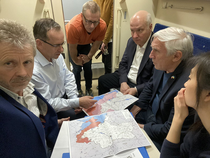 捷克共和國參議院議長和數參議員受烏克蘭最高議會主席邀請抵達基輔訪問。   擷取自twitter