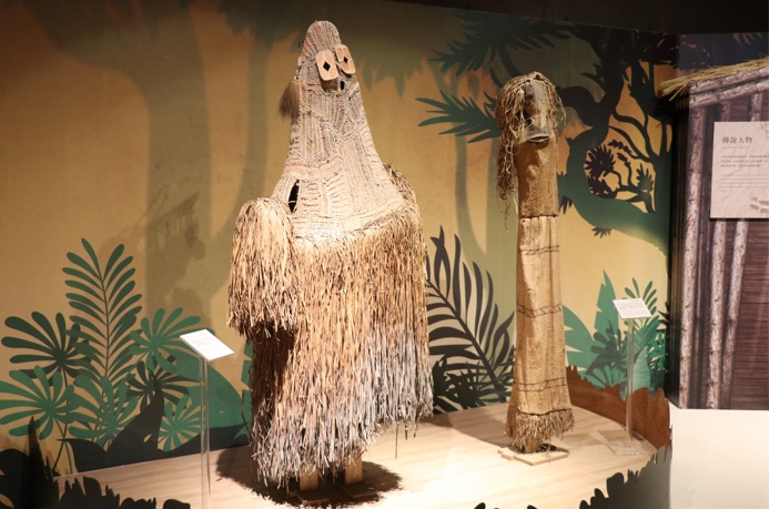來自印尼西巴布亞省以及亞馬遜叢林的面具衣，象徵祖先與神靈。   圖：十三行博物館提供