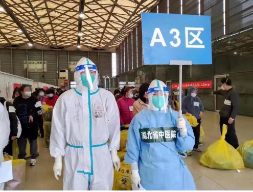 上海方艙醫院有來自中國各地的支援醫護人員。   圖 : 翻攝自sh.com.people.cn