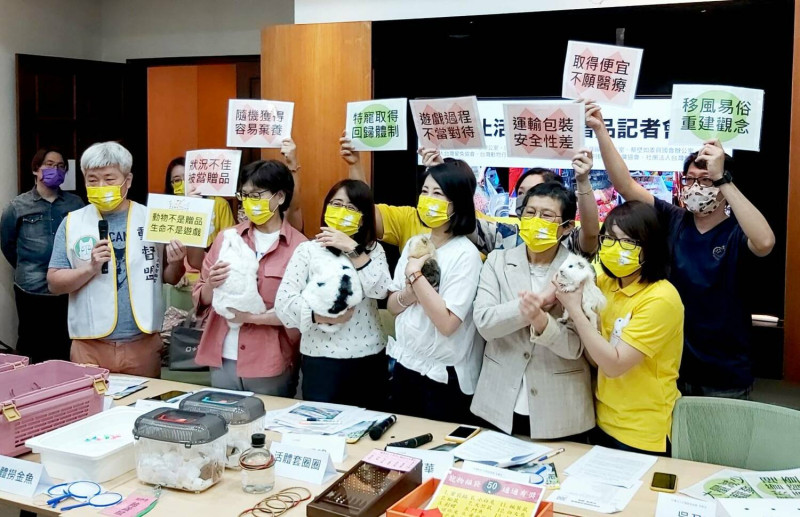 動保團體今天與立委召開「反對遊戲換活體動物」記者會。   圖：台灣愛兔協會提供