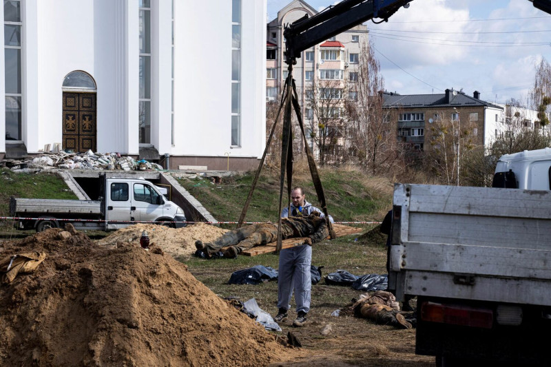 日前一名法醫科學家從烏克蘭基輔郊區布查（Bucha）的一個萬人坑中移走了一具當地居民的遺體。（資料照片）   圖：達志影像 / 美聯社