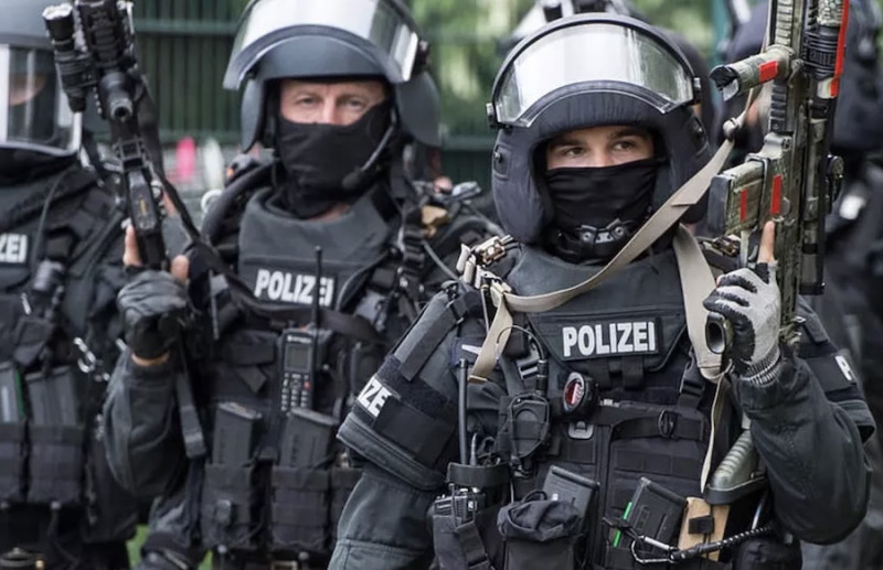 西德國萊茵蘭-伐爾茲 (Rhineland-Palatinate)邦調查人員14日宣布逮捕四名極右派份子。   圖：翻攝推特 @Antifaxismoa