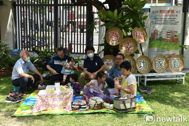 「聖功家園—爺奶幸福村」發起野餐派對募款活動。   圖：孫家銘攝
