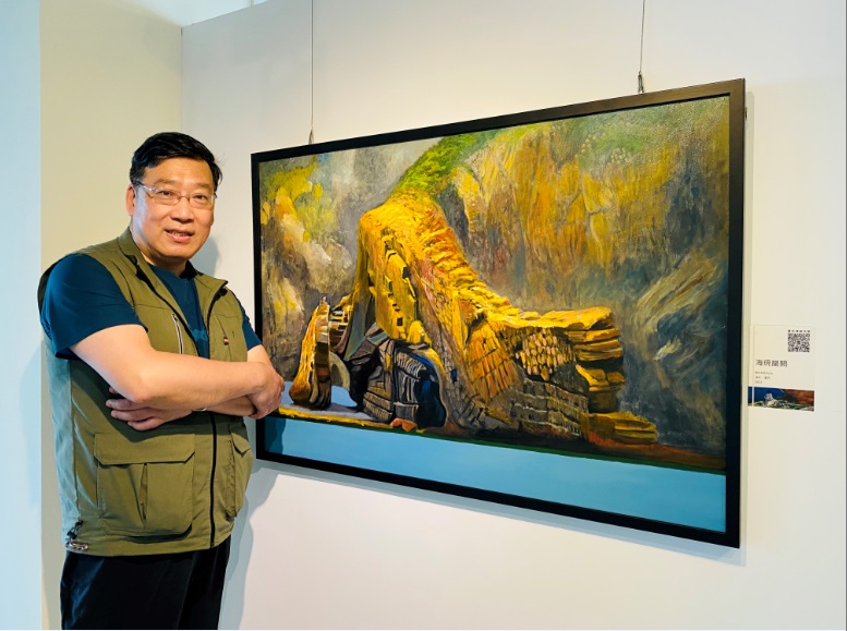 曹松清與《海現龍闕》。   圖：淡水古蹟博物館提供
