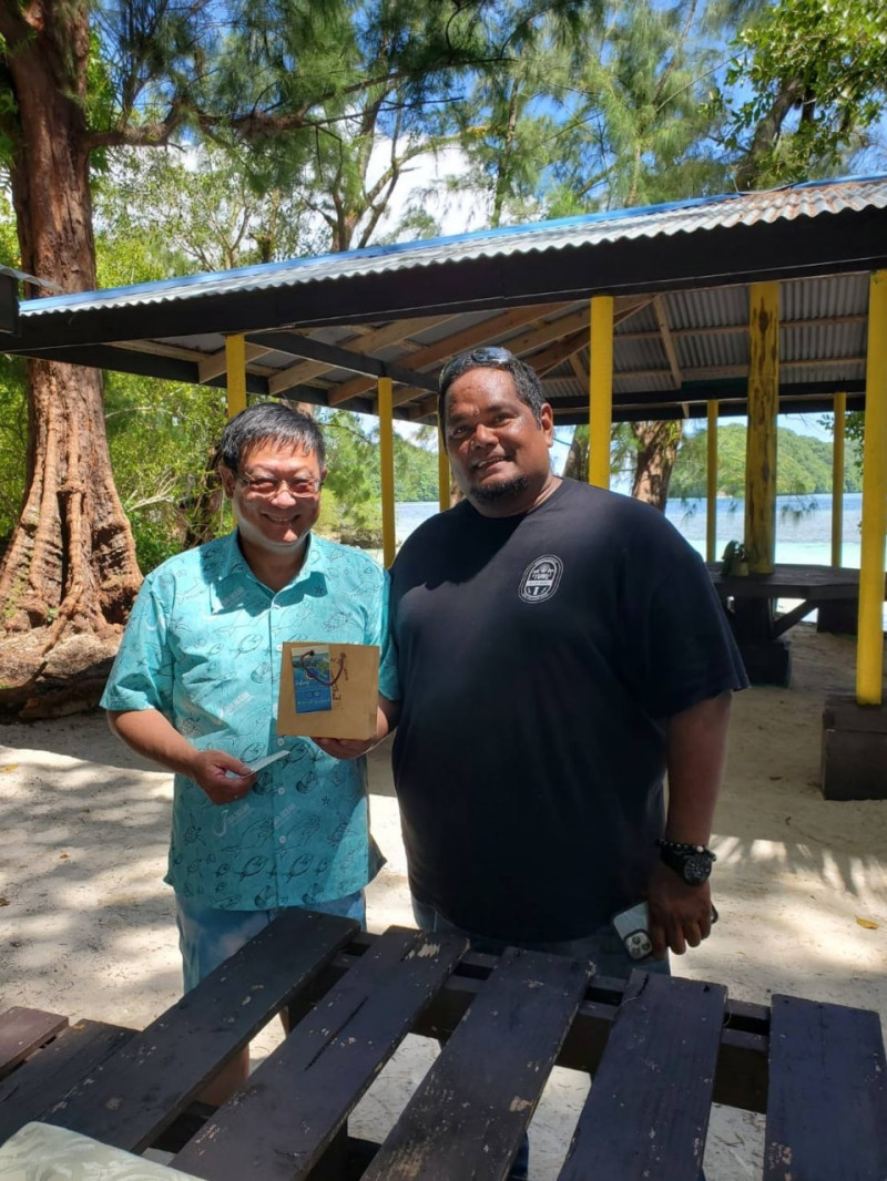 帛琉科羅州（Koror_State）州長Eyos_Rudimch（右）贈送行政院環境保護署張子敬署長（左）以海廢回收原料製成之禮品。   圖：外交部提供