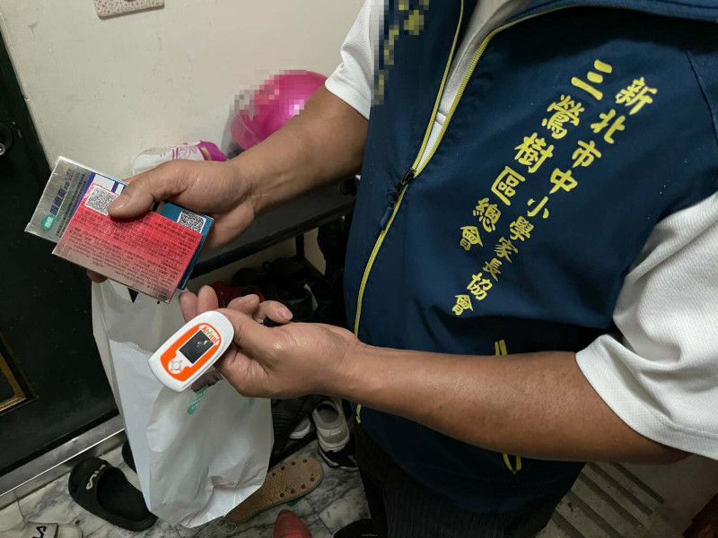 三峽六口確診在家「無藥無食物」，卓冠廷團隊緊急送藥品及血氧機過去。   圖：翻攝自卓冠廷臉書