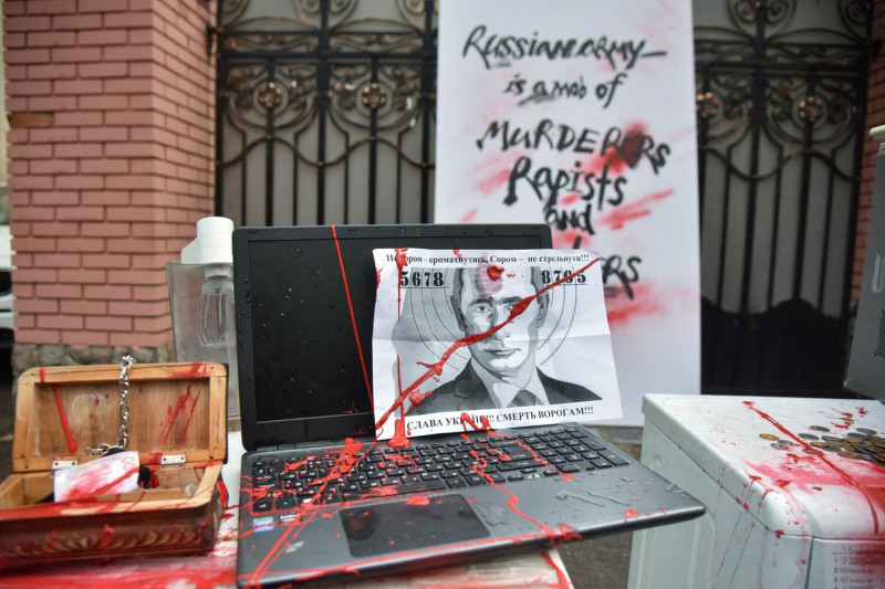 俄羅斯軍隊持續入侵利沃夫（Lviv），當地示威者在俄羅斯領事館前抗議俄軍搶劫的家電，而這些家電及標誌被塗上了紅色油漆。   圖：達志影像/路透社（資料照片）