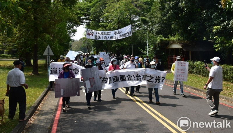 中油後勁勞宅居民發起散步陳情快閃行動。   圖：孫家銘/攝