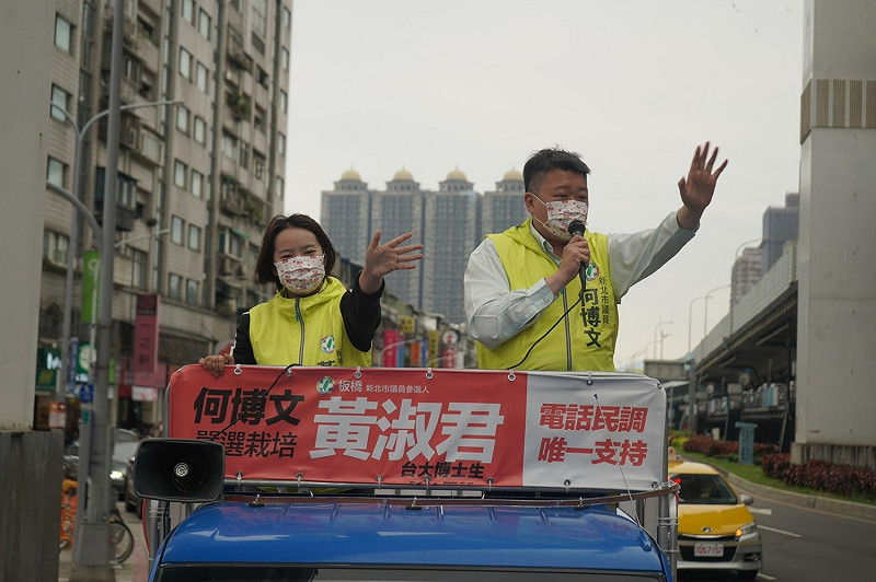 新北市議員何博文交棒辦公室主任「理科媽媽」黃淑君，今天親自扮演麥克風手在戰車上強力放送。   圖：何博文服務處提供