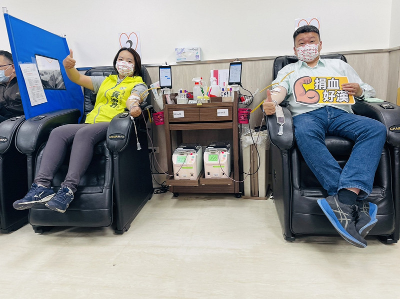 何博文、黃淑君以平時習慣的捐血行動，為宣傳行程畫下圍滿句點。   圖：何博文服務處提供