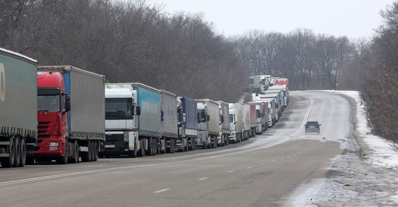 在波蘭與白俄羅斯邊境處，由於被歐盟勒令限期離境，而聚集了俄羅斯與白俄羅斯的卡車欲離開歐盟境內，車隊大排 80 公里。   圖：翻攝自@Mihoflowersy推特